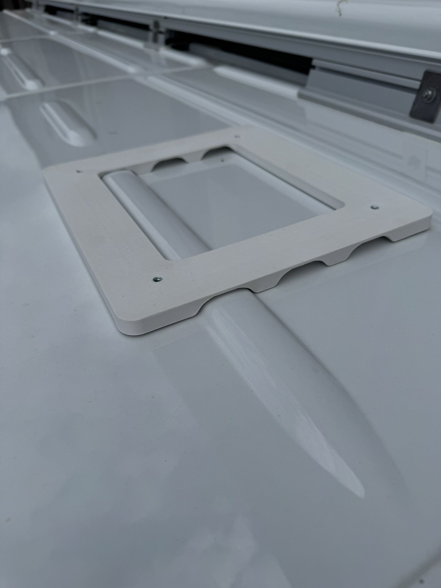 Adapterplatte DUCATO, JUMPER, BOXER, MOVANO, PROACE MAX  (ab 2024) für Flat Mount closed weiß