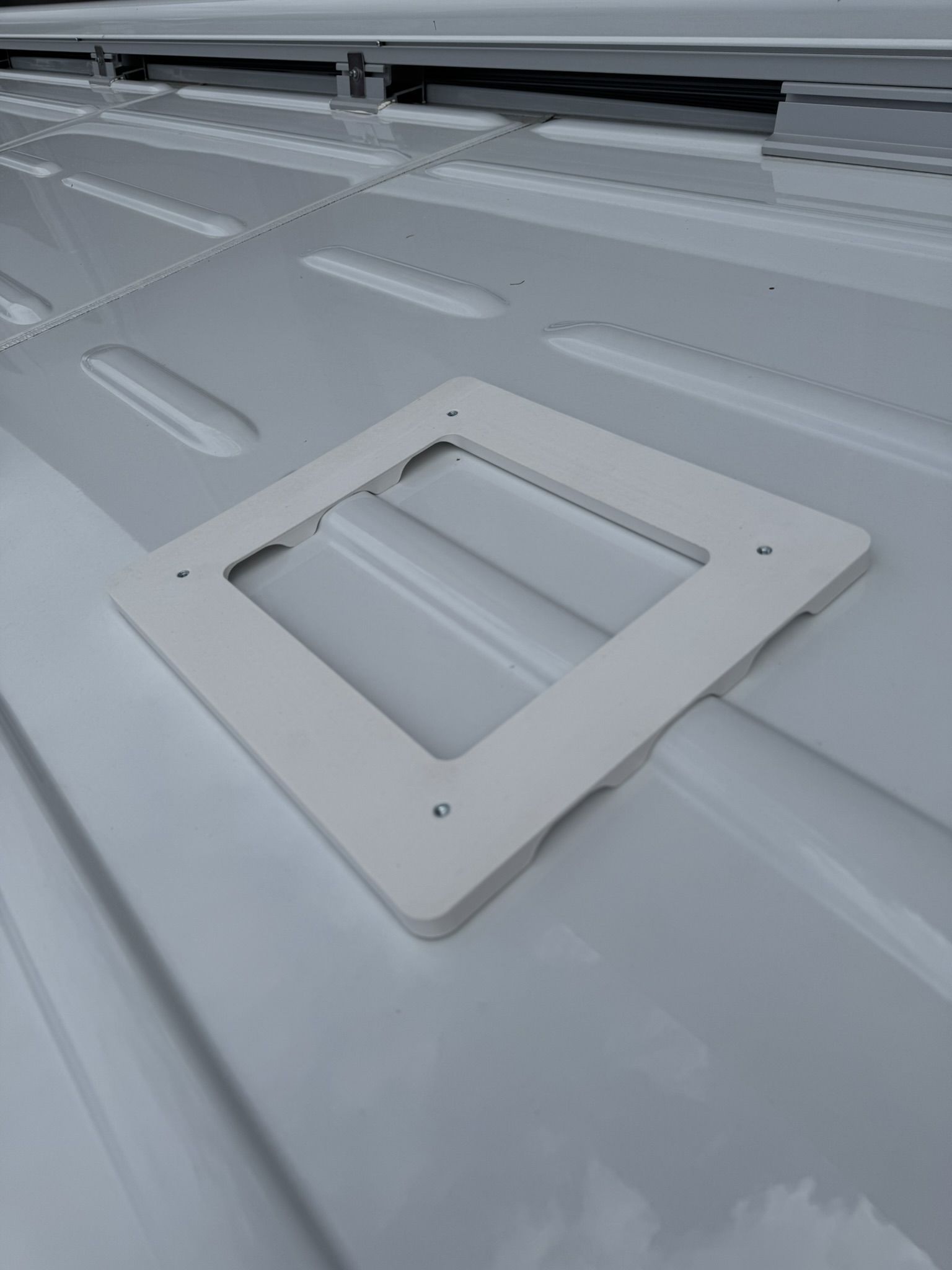 Adapterplatte DUCATO, JUMPER, BOXER, MOVANO, PROACE MAX  (ab 2024) für Flat Mount closed weiß